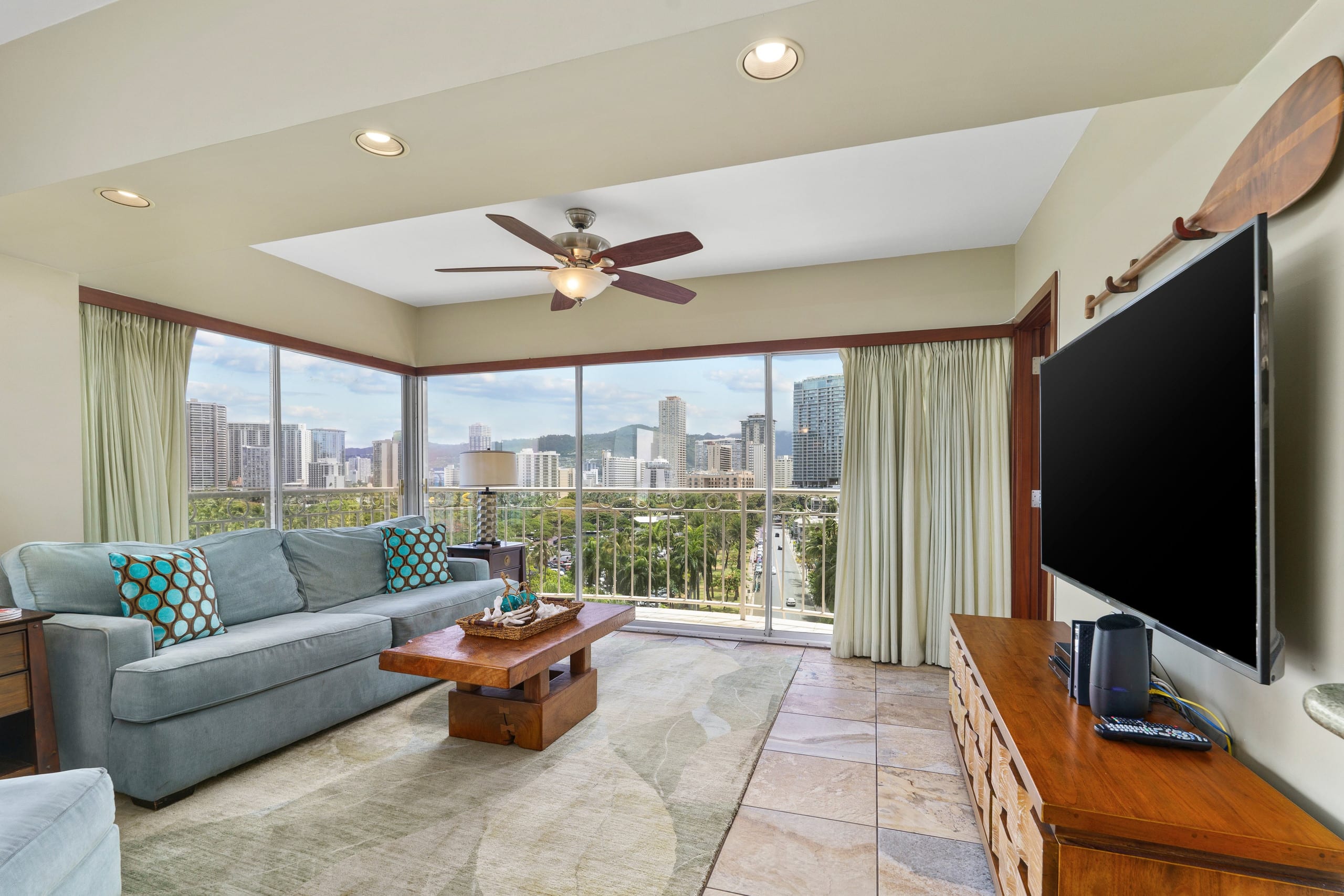 Condo in Honolulu · ★4.91 · 2 bedrooms · 4 beds · 2 private baths - Image 7
