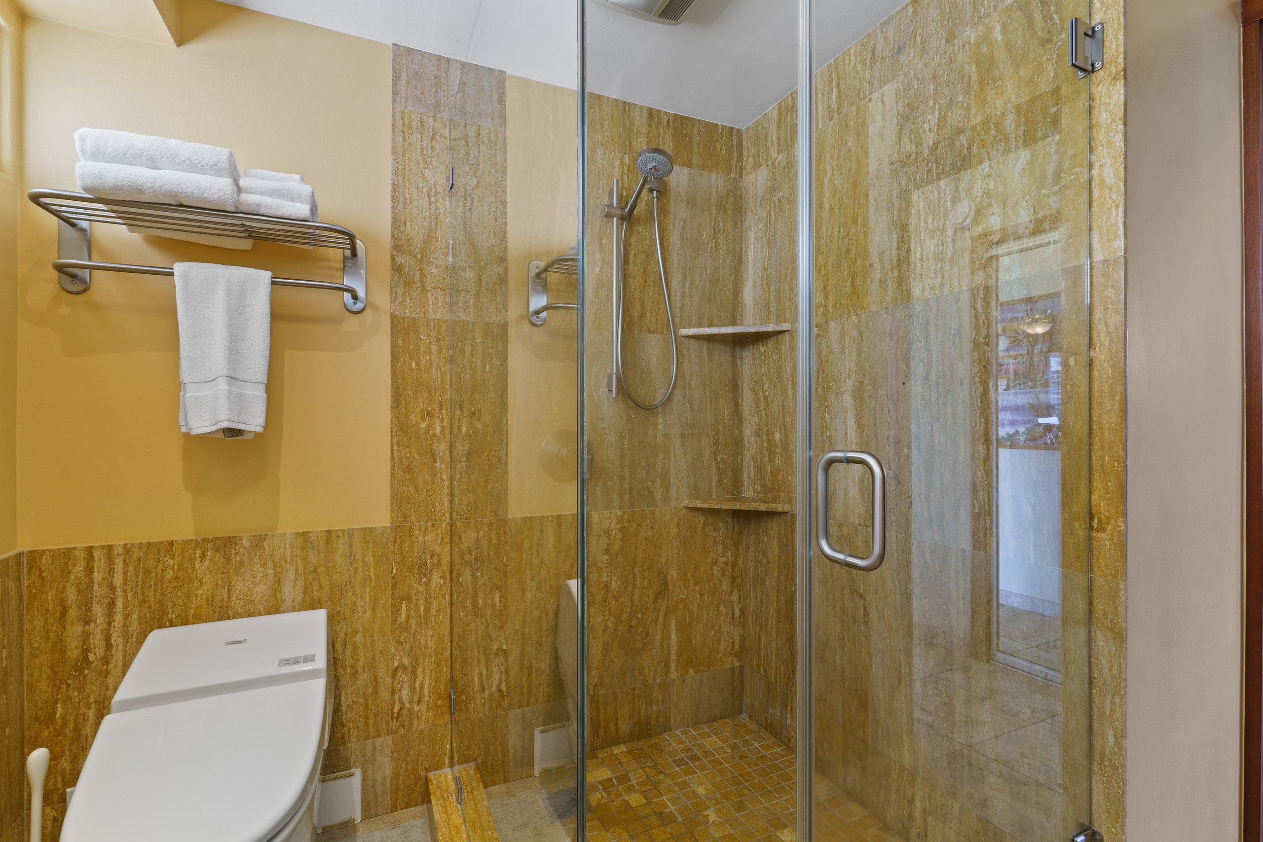 Condo in Honolulu · ★4.91 · 2 bedrooms · 4 beds · 2 private baths - Image 28