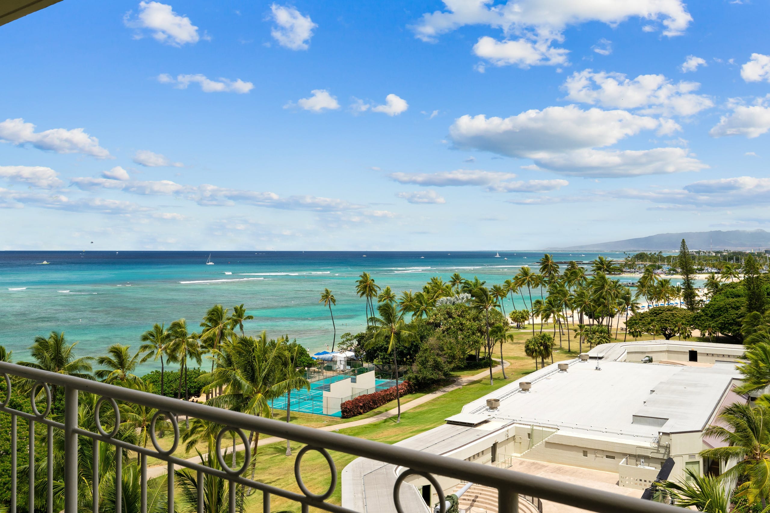 Condo in Honolulu · ★4.91 · 2 bedrooms · 4 beds · 2 private baths - Image 29