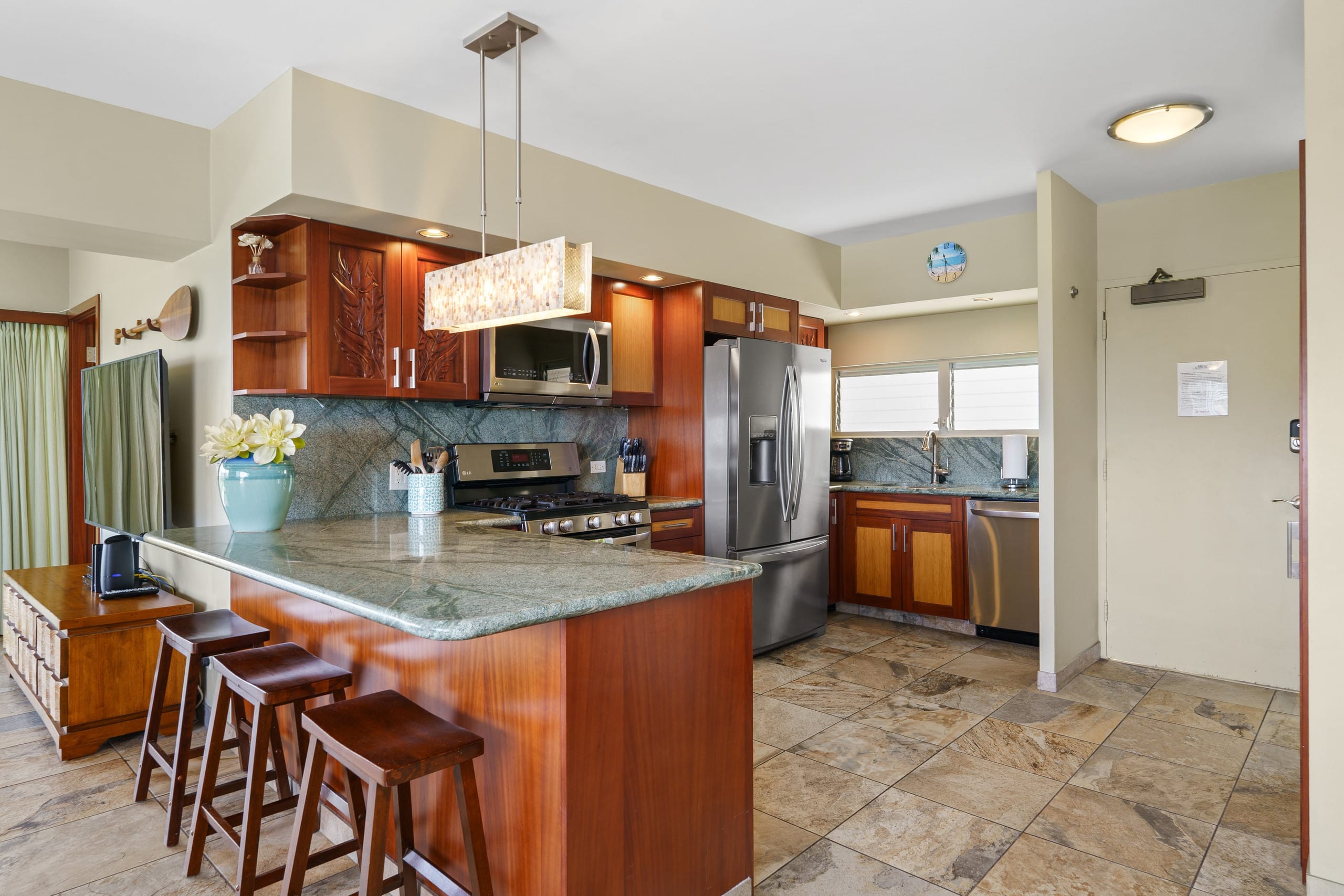 Condo in Honolulu · ★4.91 · 2 bedrooms · 4 beds · 2 private baths - Image 10