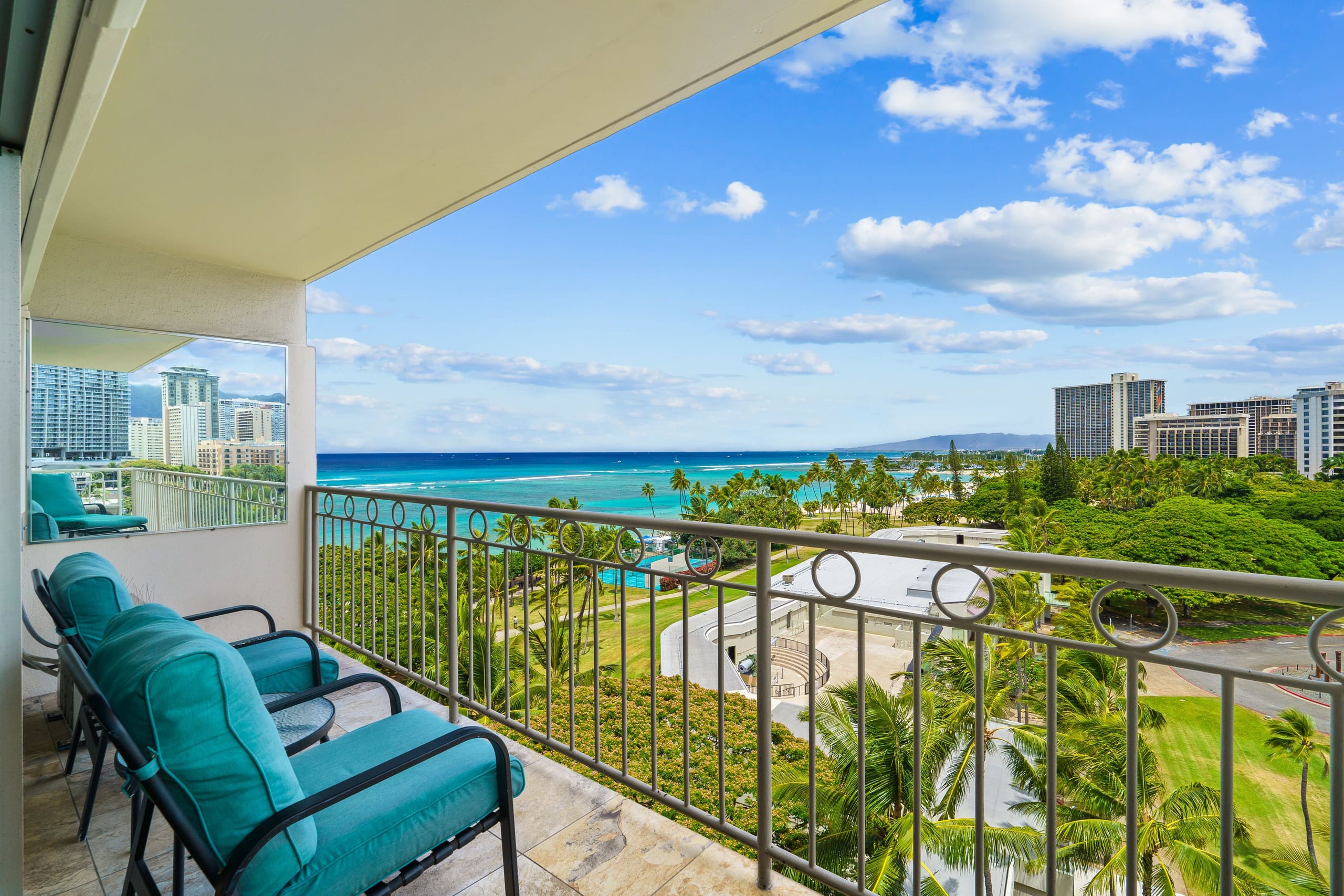 Condo in Honolulu · ★4.91 · 2 bedrooms · 4 beds · 2 private baths - Image 4