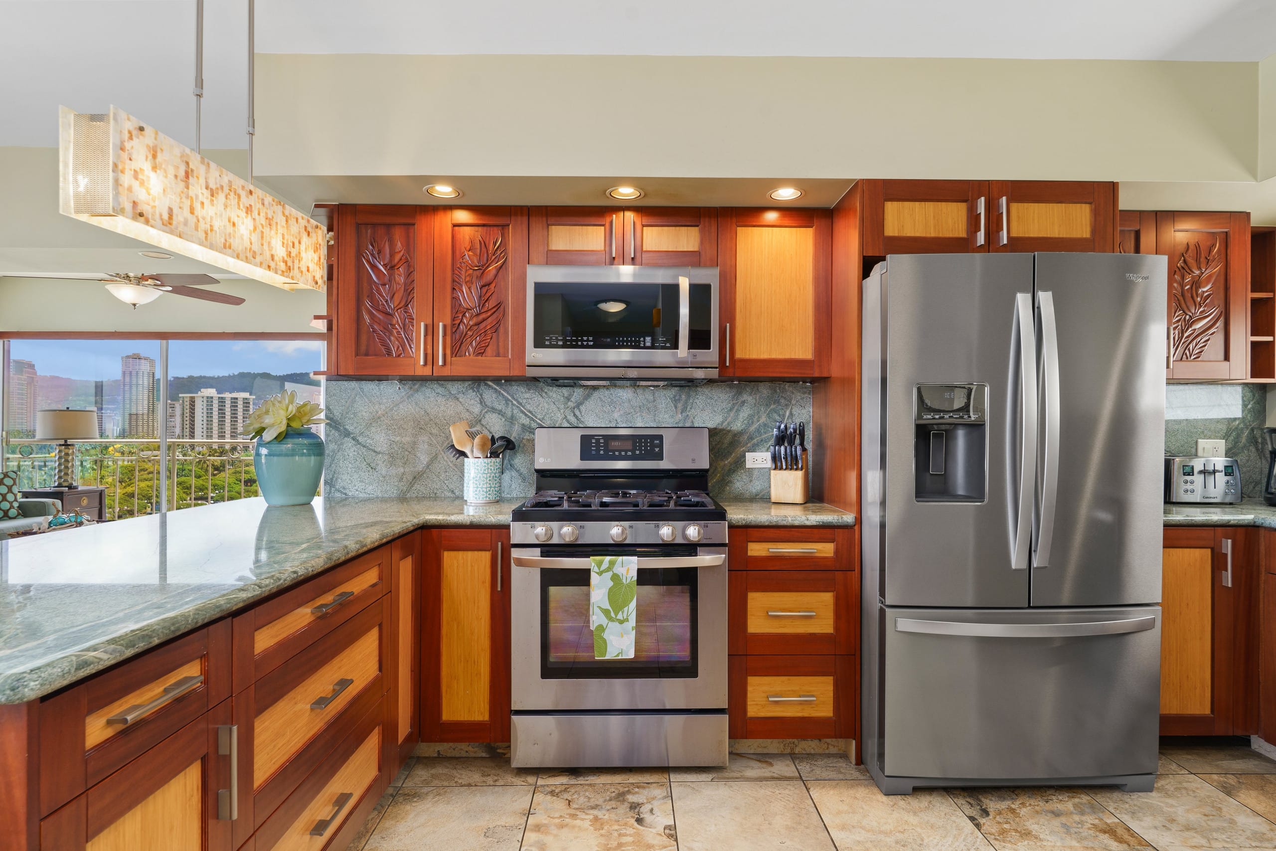 Condo in Honolulu · ★4.91 · 2 bedrooms · 4 beds · 2 private baths - Image 12