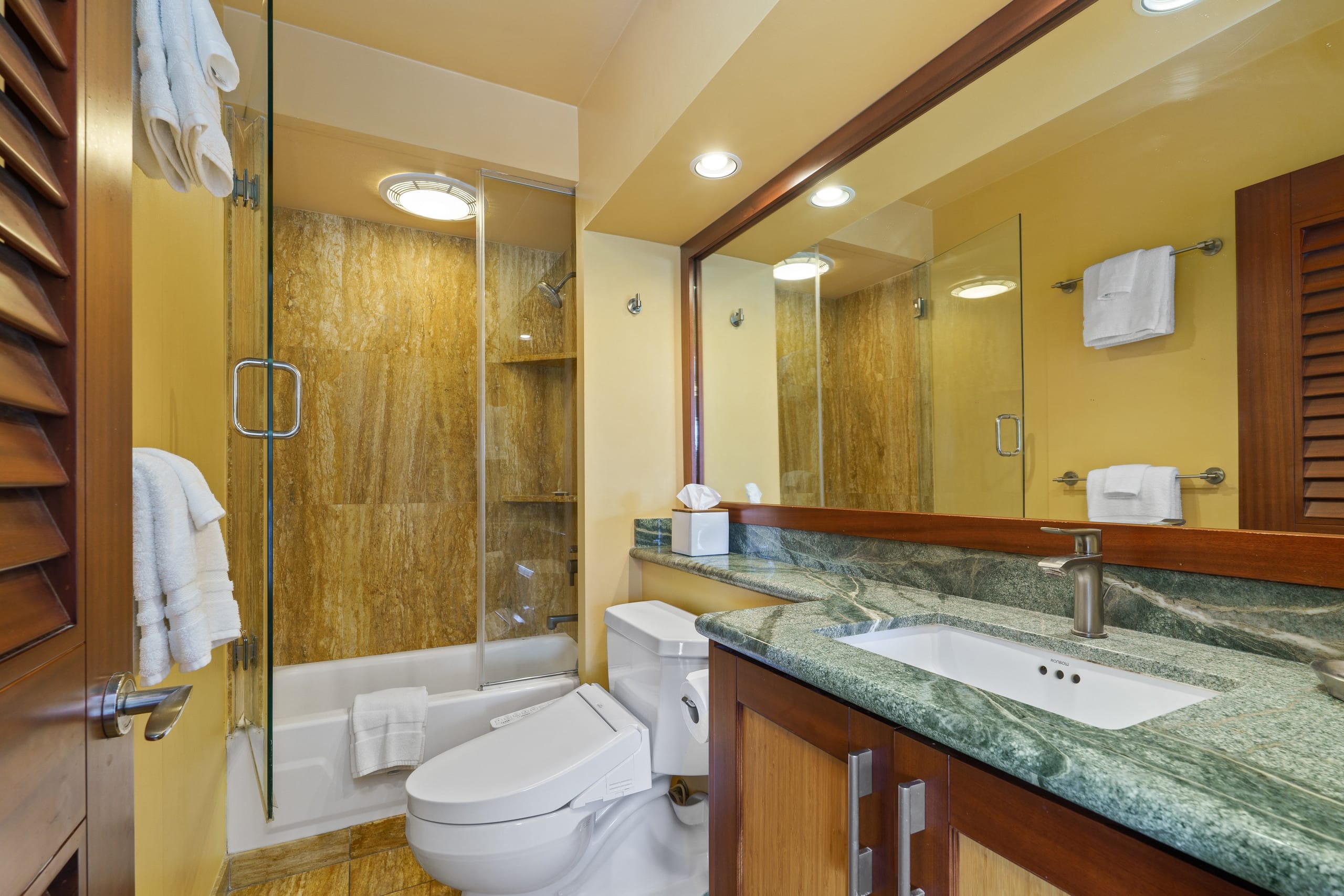 Condo in Honolulu · ★4.91 · 2 bedrooms · 4 beds · 2 private baths - Image 26