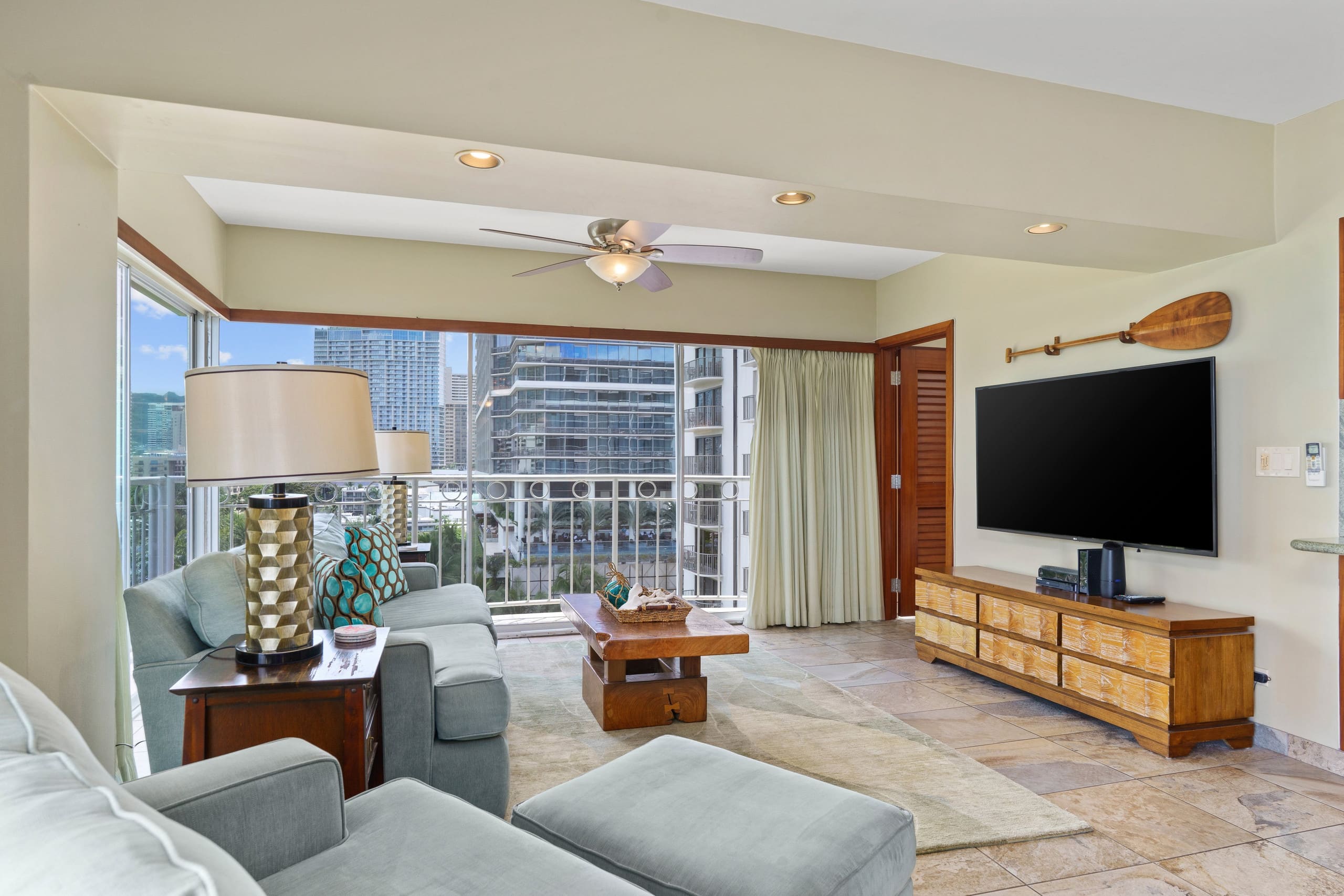 Condo in Honolulu · ★4.91 · 2 bedrooms · 4 beds · 2 private baths - Image 5