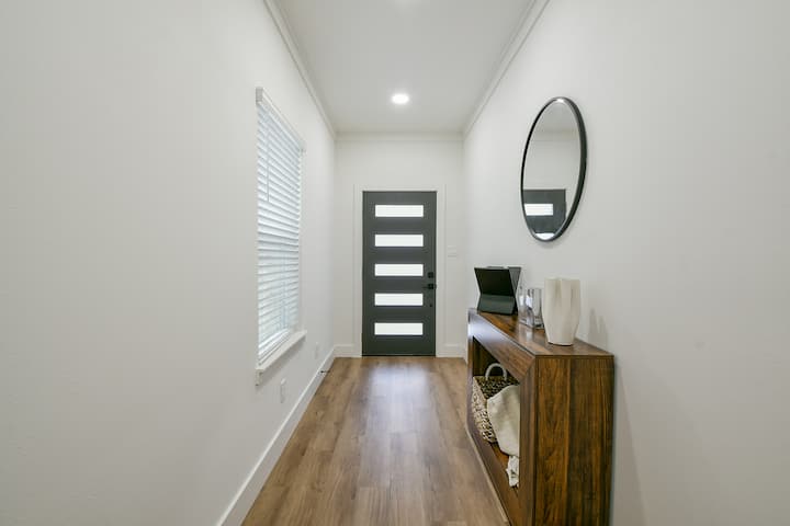 Преден влез со модерна декорација