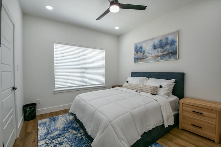 Брачен кревет (широк 150-179 см) - Клима уред - Постелнина - Вентилатор на таванот - Складирање облека - Закачалки - Греење - Пегла - Телевизор