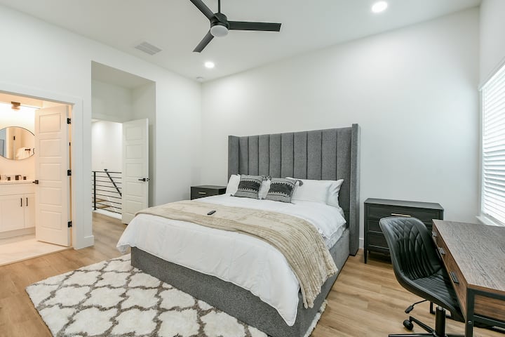 Простор за работа + брачен кревет (широк 180 - 200 см