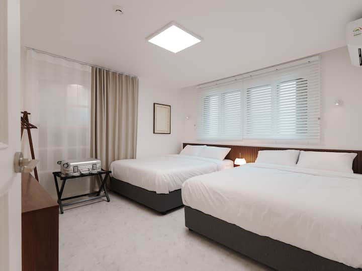 Room1
سريران بحجم كوين وفراش فندقي مريح، وخزانة ملابس واسعة، ومكتب وطاولة للزينة، وعلاقة، ورف حامل 
وهي أكثر اتساعًا وراحة من الفنادق.