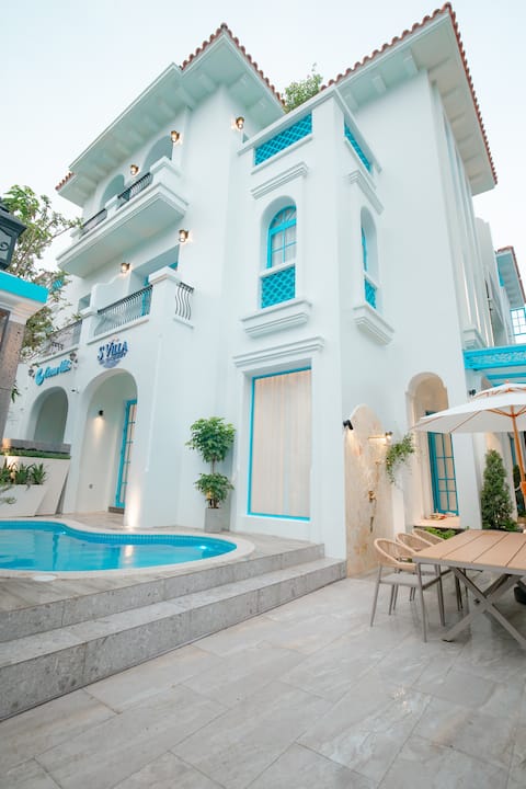 Central Beach Escape | 3BR Villa + Jacuzzi & Sauna
