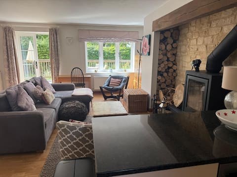 Top Airbnb: Dunnock Cottage – Cotswolds Lakes & Spa in Somerford Keynes