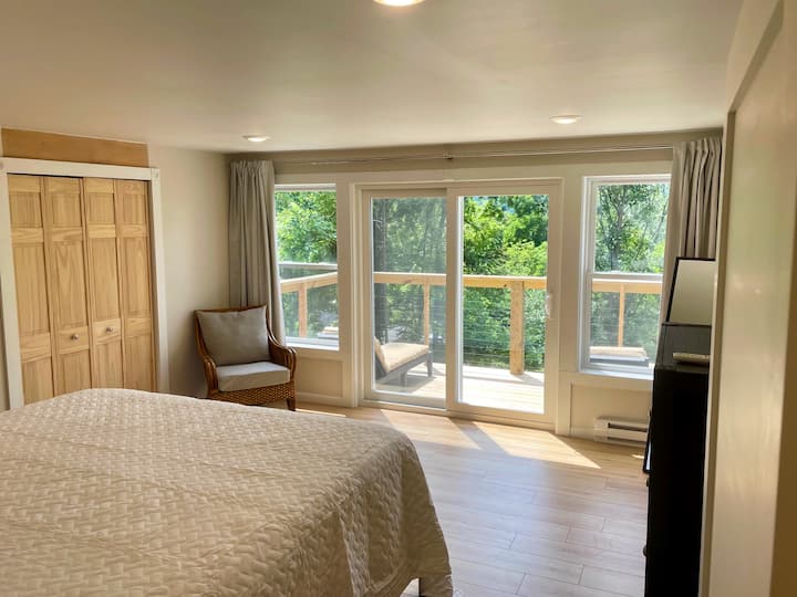 La chambre principale dispose d'un lit King Size et d'un balcon avec une excellente vue sur le lac.