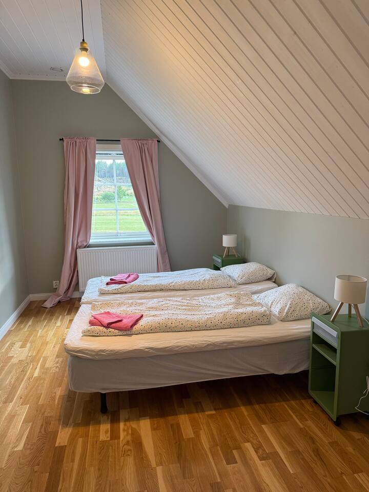 เตียงเดี่ยว 2 เตียงและที่เก็บเสื้อผ้าที่ใช้งานได้จริง