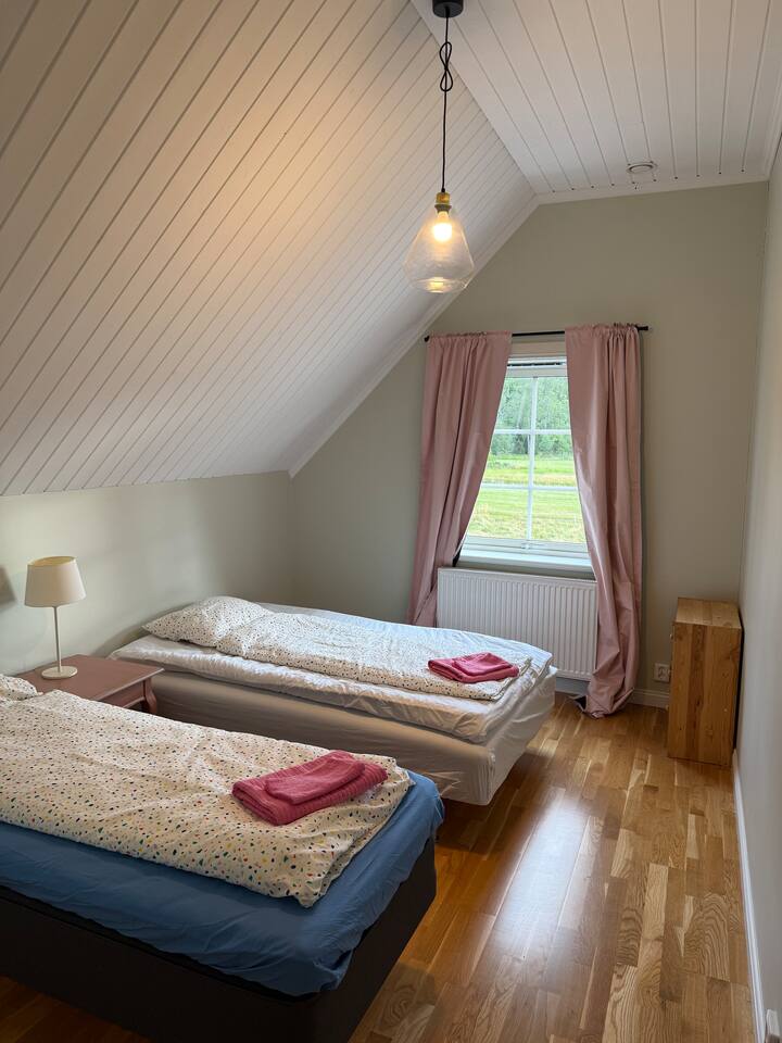 เตียงเดี่ยว 2 เตียง (1 เตียง 120 ซม. และอีก 1 เตียง 80 ซม.) รวมถึงที่เก็บเสื้อผ้า