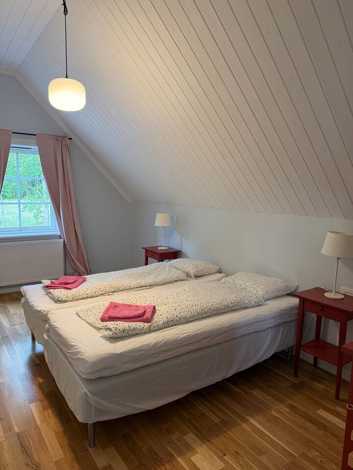 เตียงเดี่ยว 2 หลังและที่เก็บเสื้อผ้า