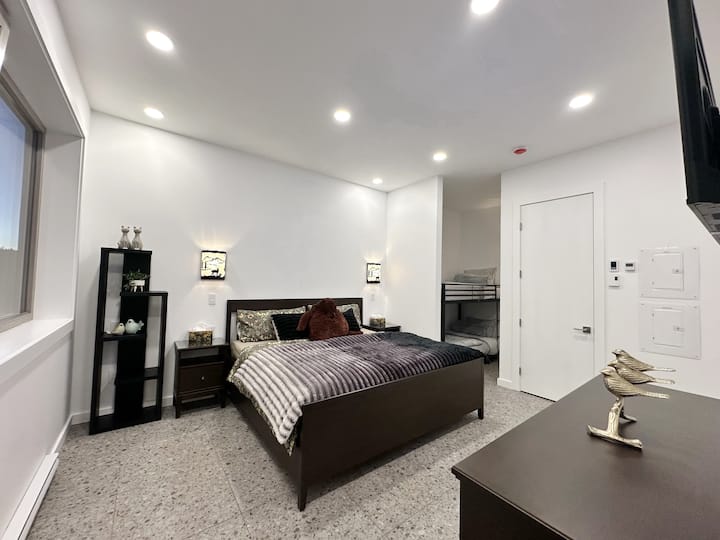 Una cama tamaño king, una litera con dos camas individuales. Tiene capacidad para cuatro personas. 