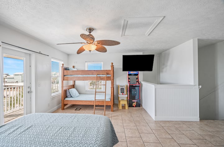 Une chambre amusante au 3e étage avec lits jumeaux, balcon privé et aire de jeux, ce qui en fait l'endroit idéal pour se détendre et jouer !