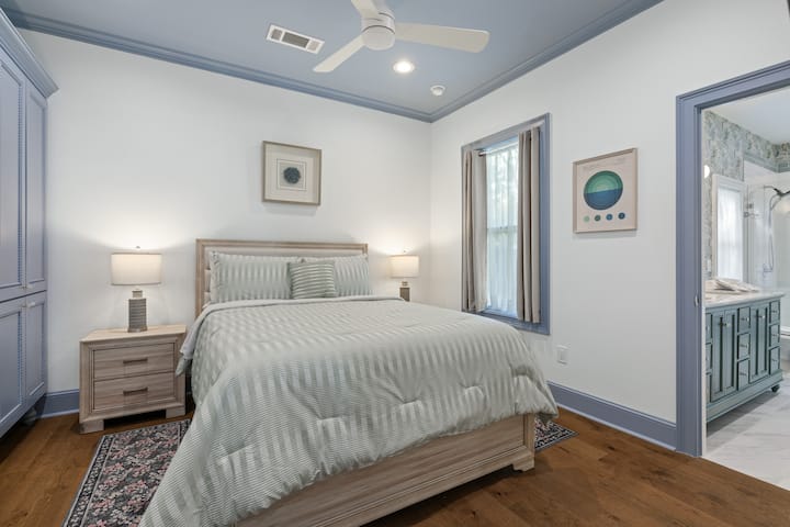 标准双人床卧室配有衣柜、吊扇、电视、带USB充电的灯、房间遮光窗帘和美丽的大型全功能卫生间，带双盥洗台。