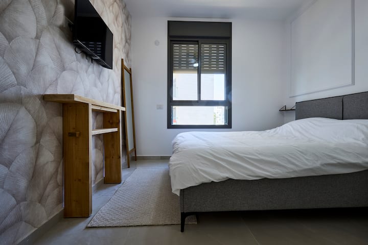 Родителски ️ апартман 2 
 Приватен и пријатен простор дизајниран за да се чувствувате како во луксузен хотел.
Пред креветот ќе уживате во паметен телевизор со услуги за Cellcom TV.