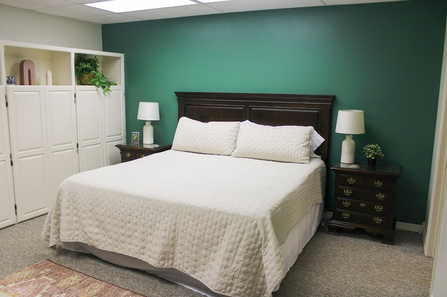 تحتوي غرفة النوم على سرير كينج وتلفزيون روكو وبطانية ووسادة إضافية ومساحة كافية في الخزانة لتخزين المتعلقات. 