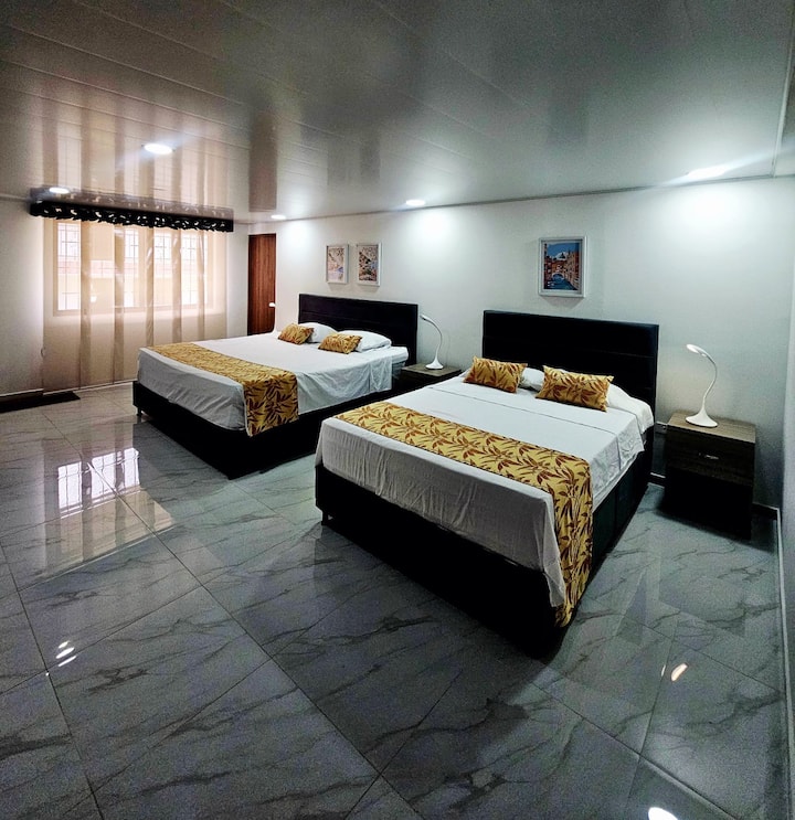  เตียงคิงไซส์ (2.00 ม.) + เตียงคู่ (1.40 ม.)
ความจุ: สูงสุด 4 คน ทีวี ตู้เสื้อผ้า ห้องน้ำส่วนตัว เข้าถึงพื้นที่กลางแจ้งได้โดยตรง