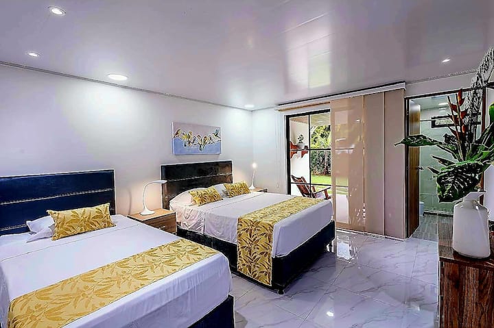  เตียงคิงไซส์ (1.80 ม.) + เตียงเดี่ยว (1.00 ม.) ความจุ: สูงสุด 3 คน ทีวี พื้นที่เก็บของ ห้องน้ำส่วนตัว เข้าถึงพื้นที่ด้านนอกได้โดยตรง