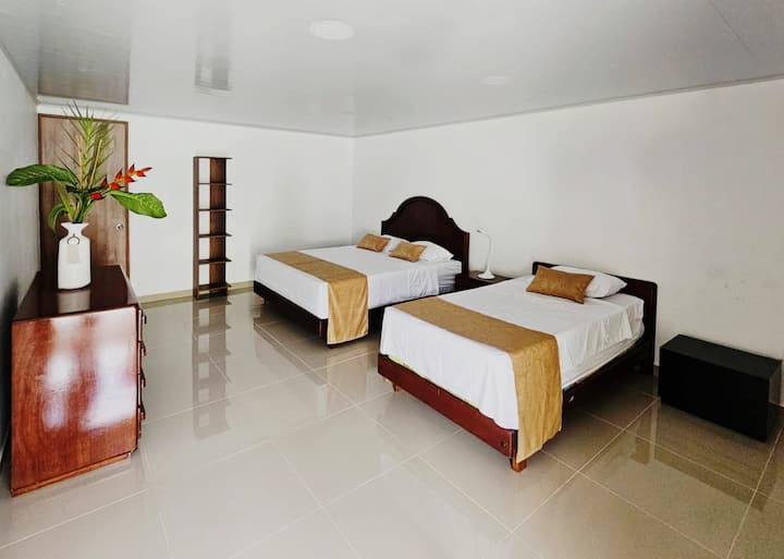  เตียงควีนไซส์ (1.60 ม.) + เตียงเดี่ยว (1.00 ม.) ความจุ: สูงสุด 3 คน พื้นที่เก็บเสื้อผ้า ห้องน้ำส่วนตัว 
เฟอร์นิเจอร์ไม้สไตล์ชนบท