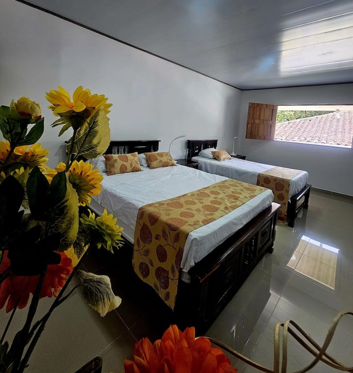  เตียงคู่ (1.40 ม.) + เตียงเดี่ยว (1.00 ม.) ความจุ: สูงสุด 3 คน ทีวี พัดลม ห้องน้ำส่วนตัว พื้นที่จัดเก็บของเฟอร์นิเจอร์ไม้สไตล์ชนบท