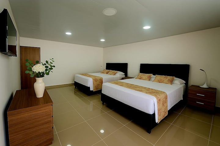  เตียงคู่ 2 เตียง (แต่ละเตียง 1.40 ม.) ความจุ: สูงสุด 4 คน ทีวี พื้นที่เก็บเสื้อผ้า ห้องน้ำส่วนตัว