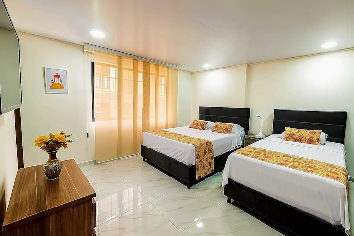  เตียงคู่ (1.40 ม.) + เตียงเดี่ยว (1.00 ม.) ความจุ: สูงสุด 3 คน ทีวี ตู้เสื้อผ้า ห้องน้ำส่วนตัว