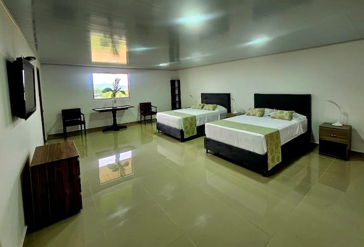  เตียงคู่ 2 เตียง (แต่ละเตียง 1.40 ม.) ความจุ: สูงสุด 4 คน ทีวี โต๊ะและเก้าอี้ 2 ตัว พื้นที่จัดของของคุณ ห้องน้ำส่วนตัว