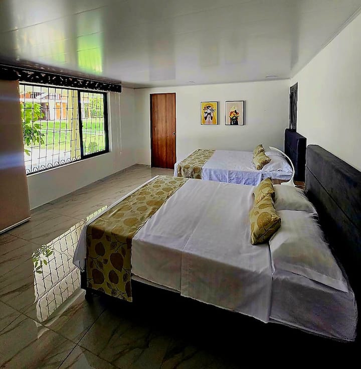  เตียงคู่ 2 เตียง (แต่ละเตียง 1.40 ม.) รองรับได้สูงสุด 4 คน ทีวี ตู้เสื้อผ้า ห้องน้ำส่วนตัว