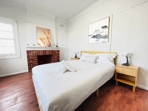 4 min walk to Fairfield Station (300m), 8 min walk to supermarket. Sunny, spacious and comfortable d