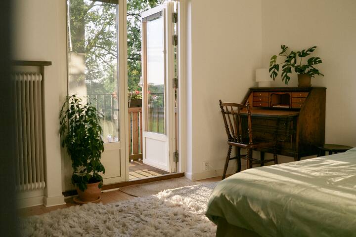 חדר עם מיטה 120 ס"מ ומרפסת עם נוף לשקיעה