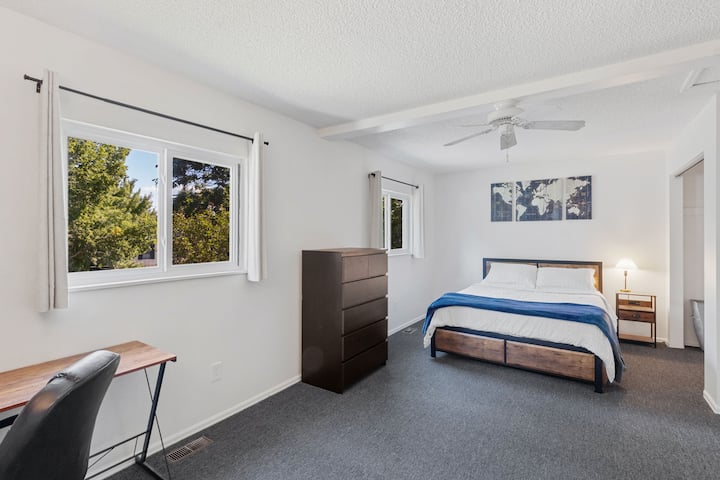 Chumba cha 2 cha kulala kiko kwenye ghorofa kuu, kina nafasi kubwa sana na kitanda cha Malkia, makabati 2, dawati lenye skrini, kabati la kujipambia, madirisha 2 kwa ajili ya mapazia mengi ya mwanga wa asili na kuzima.