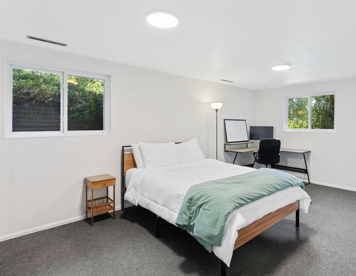 Chumba cha 3 cha kulala (katika chumba cha chini) kina nafasi kubwa sana, kina dawati lenye skrini na ubao mweupe, kabati, kabati na kitanda cha ukubwa wa Queen kwenye ngazi ya chini. 