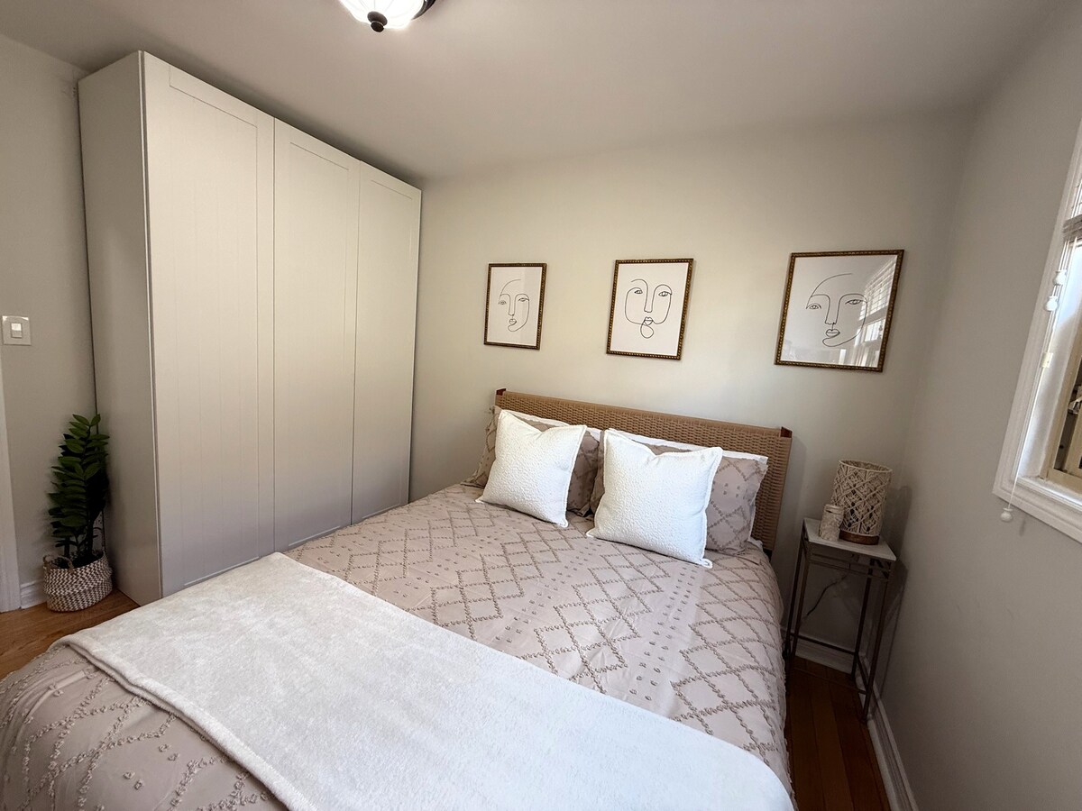 El dormitorio principal cuenta con un gran armario con amplio espacio para guardar ropa.