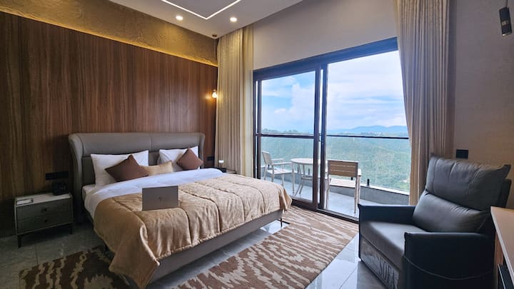 להתעורר לנוף הרים דרמטי ממש מהמיטה שלכם
