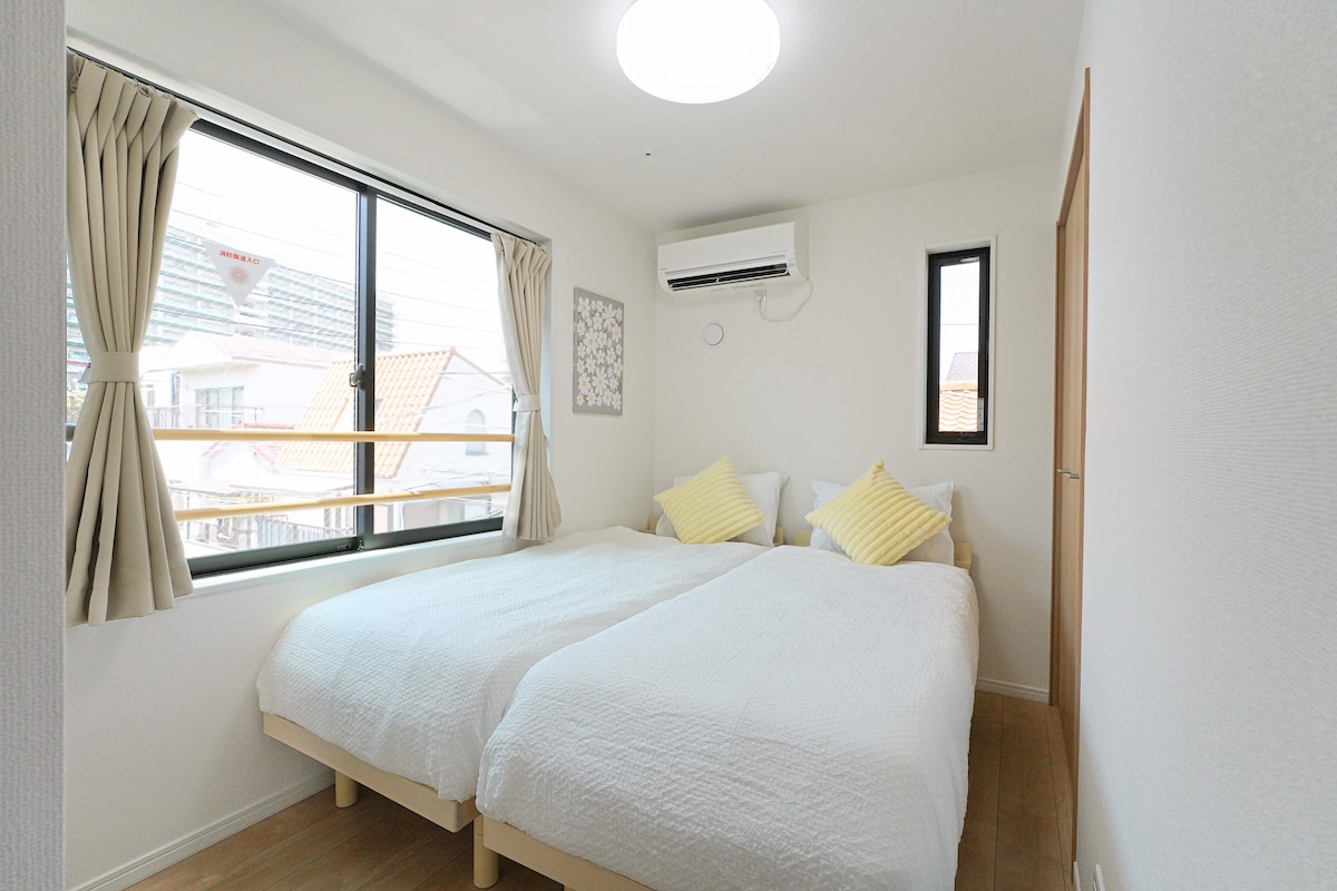 Საძინებელი 2 ნახევრად ერთადგილიანი საწოლი (ორადგილიანი)