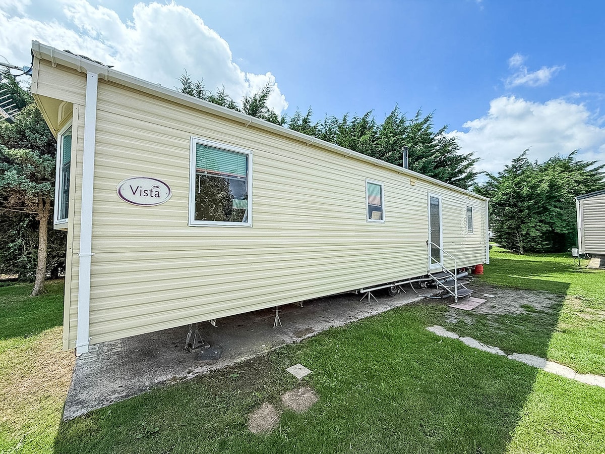 Successful Airbnb property: Dog friendly caravan in Norfolk ref 10029RP in Burgh Castle