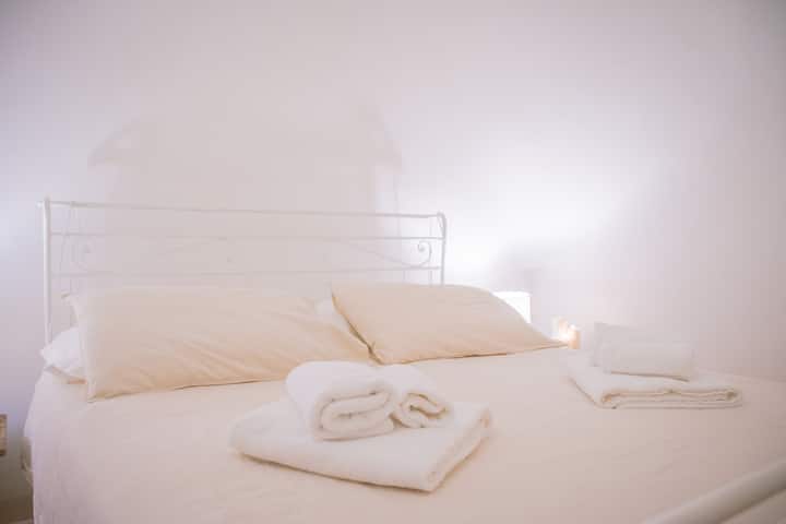 Ფართო და ნათელი ორადგილიანი ოთახი, რომელიც აღჭურვილია ცალკე სააბაზანოთი, დახვეწილი ბუხრით ბიოეტანოლში და სააბაზანოს თეთრეულით.