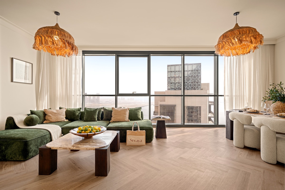 Svetlý a príjemný obytný priestor s moderným zariadením, útulným sedením a štýlovým jedálenským kútom, ideálny na relaxáciu alebo zábavu.
