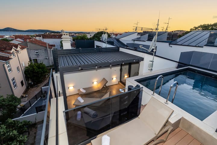 Villa Tria Quercus: Elegant Stay With Rooftop Pool - Vodice