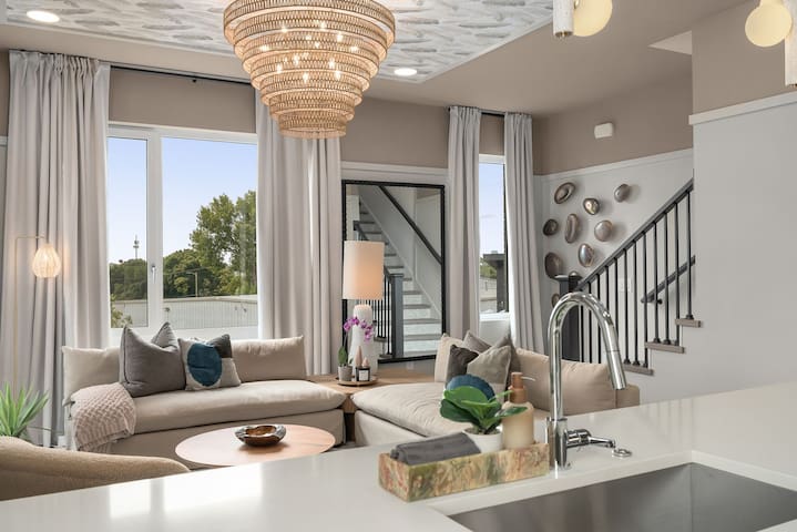 Luxury Rooftop, Pool, Sauna, Downtown view