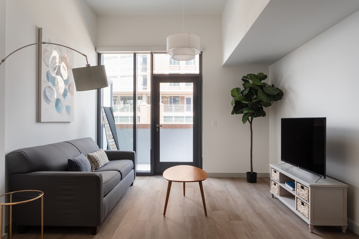 Kasa at The Waller Austin | King 1BD in Austin