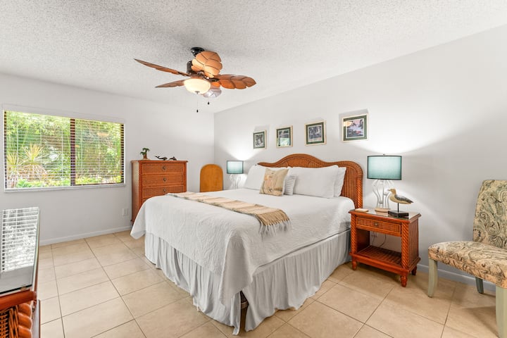 ¡Amplio, luminoso y fresco! Nuestro dormitorio principal cuenta con una amplia cama king y mucho espacio para estirarse.
