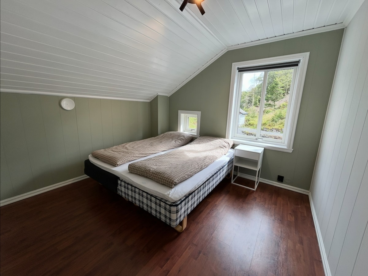 Twee eenpersoonsbedden die tegen elkaar geschoven of afzonderlijk gebruikt kunnen worden.