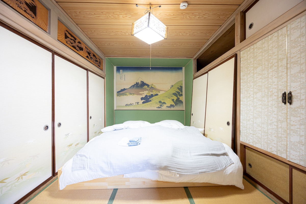 Tuna kitanda kilichotengenezwa kwa kuchimba kabati.