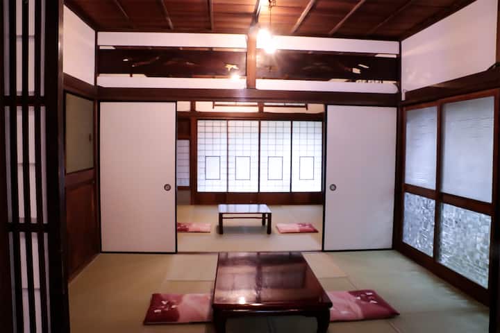 Es un dormitorio de 16 tatamis en la primera planta.Puedes cerrar el fusuma y dividirlo en 8 tatamis, y puedes usar uno de los dormitorios y uno como comedor.