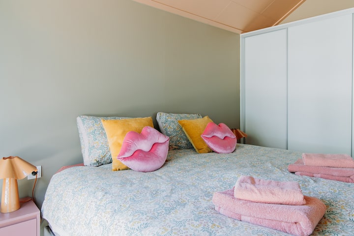 ห้องนอนพร้อมเตียงสปริงคู่ที่สบายสุดๆ ท็อปเปอร์เสริม และเครื่องนอนระดับโรงแรมหรู นอกจากนี้ยังมีพื้นที่ตู้เสื้อผ้ามากมายพร้อมไม้แขวนเสื้อ 