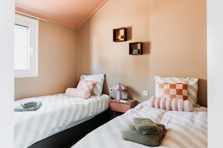 ห้องนอนที่สองมีเตียงเดี่ยวสองเตียงและท็อปเปอร์เสริม